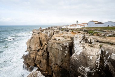 Peniche yarımadasındaki yüksek uçurumlar, Leiria bölgesi, Portekiz