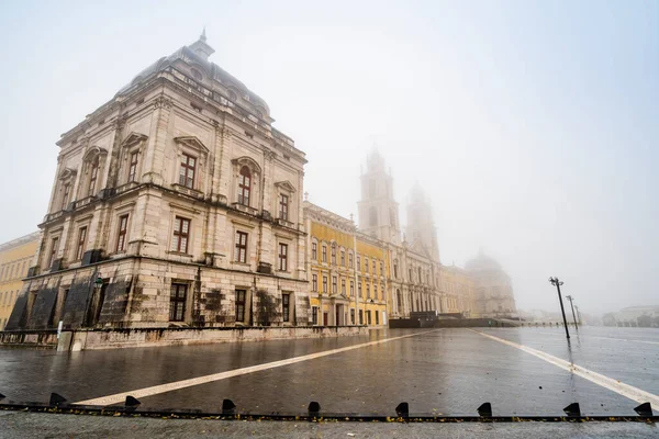 葡萄牙马夫拉国家宫在大雾中逐渐消失 — 图库照片