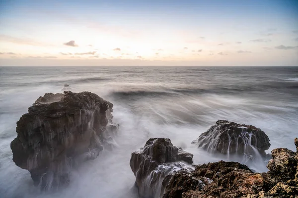 日落时分 葡萄牙纳扎尔市的大西洋岩石 长期曝光摄影 — 图库照片