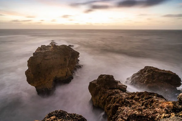 Skały Oceanie Atlantyckim Przed Zachodem Słońca Nazare Portugalia Fotografia Długoterminowa — Zdjęcie stockowe