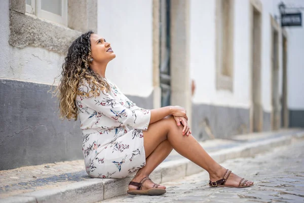 Mulher Bonita Sentada Pavimento Bonita Rua Portuguesa — Fotografia de Stock