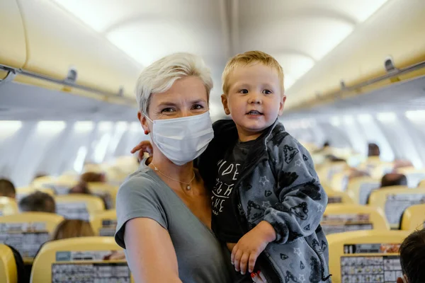 Mère Portant Masque Tenant Fils Ans Dans Avion — Photo