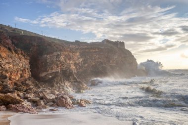 Portekiz 'in orta kesimindeki ünlü Nazilerin Kuzey Sahili' nde huzursuz deniz.