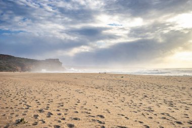 Portekiz 'in orta kesimindeki ünlü Nazilerin Kuzey Sahili' nde huzursuz deniz.