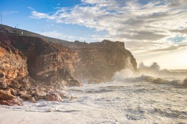 Portekiz 'in orta kesimindeki ünlü Nazilerin Kuzey Sahili' nde huzursuz deniz.