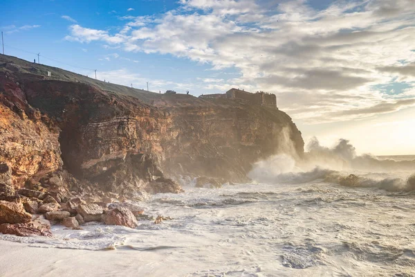Portekiz 'in orta kesimindeki ünlü Nazilerin Kuzey Sahili' nde huzursuz deniz.