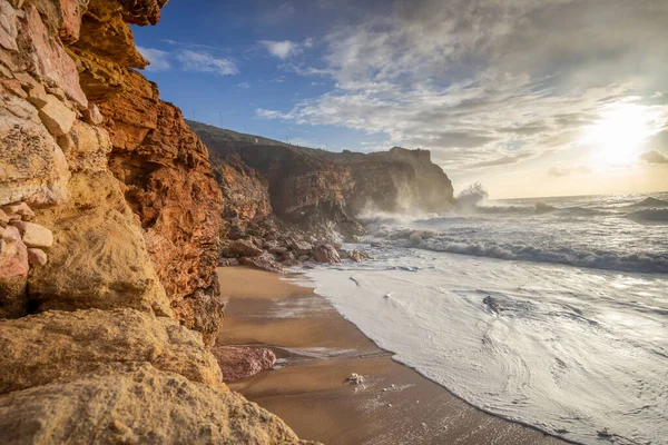 Portekiz 'in orta kesimindeki ünlü Nazilerin Kuzey Sahili' nde huzursuz deniz.