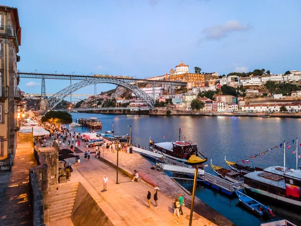 葡萄牙波尔图和Vila Nova Gaia与路易斯一号桥之间美丽的空中城市景观 — 图库照片