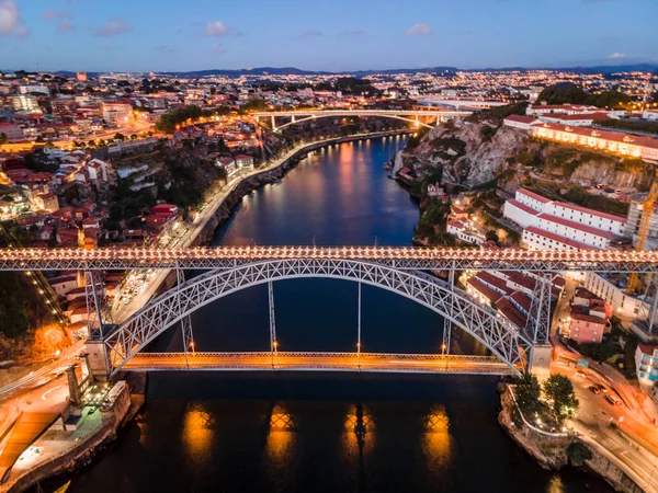 葡萄牙波尔图和Vila Nova Gaia与路易斯一号桥之间美丽的空中城市景观 — 图库照片