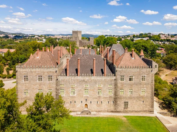 Flygfoto Över Palatset Hertigar Braganza Och Slott Guimaraes Portugal — Stockfoto