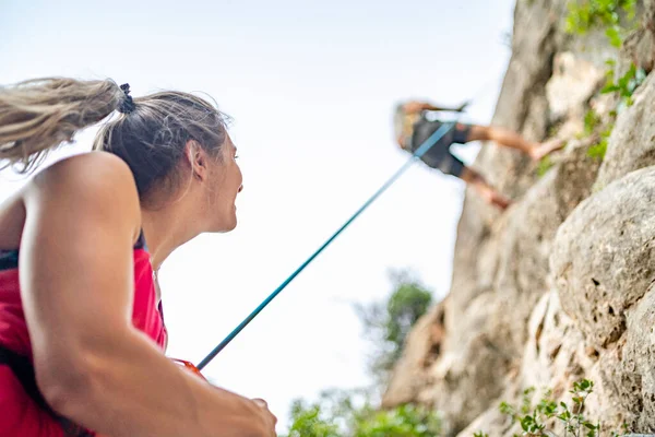 Alpinist Securizarea Alt Alpinist Merge Jos — Fotografie, imagine de stoc