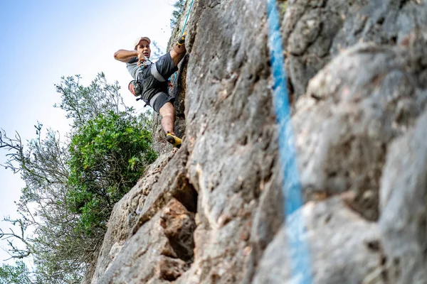 Hombre Escalando Una Roca Con Arnés Portugal — Foto de Stock