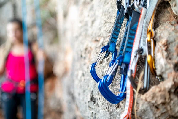 Alcuni Moschettoni Arrampicatori Appesi Alla Roccia — Foto Stock