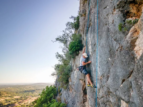 Человек Взбирающийся Крутую Скалу Португалии — стоковое фото