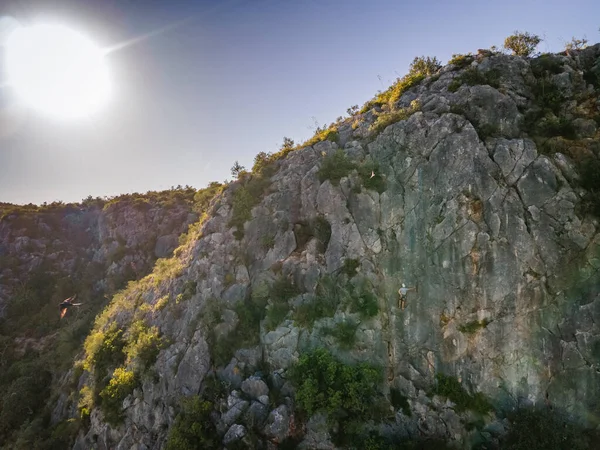 Άνθρωπος Αναρρίχηση Ένα Απότομο Απλό Βράχο Στην Πορτογαλία — Φωτογραφία Αρχείου