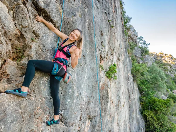 Женщина Упряжке Взбирается Крутую Скалу Португалии — стоковое фото