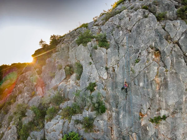 葡萄牙一个骑安全带的女人爬上陡峭的岩石 — 图库照片
