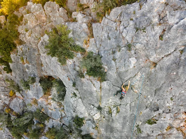 Una Donna Imbrigliata Che Arrampica Una Ripida Roccia Portogallo — Foto Stock