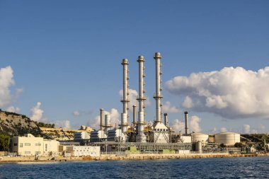 Marsaxlokk, Malta yakınlarında, mavi gökyüzüne karşı liman enerji santrali, kopyalama alanı