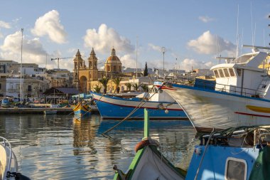 Marsaxlokk 'un güzel manzarası, Malta' nın güneyindeki geleneksel Malta balıkçı köyü.