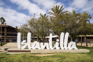 Adlantilla, Endülüs, İspanya - 6 Nisan 2025 - Üzerinde bir yazı olan bir işaret