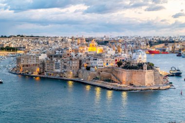 Aydınlanmış Valletta 'nın güzel akşam manzarası, Birgu Saint Angelo Kalesi, başkent Malta