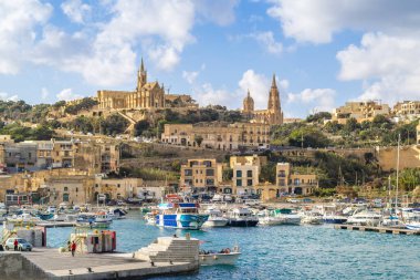 Mgarr 'ın Malta, Malta' yı adaya bağlayan ana liman olan Gozo adasındaki güzel manzarası.