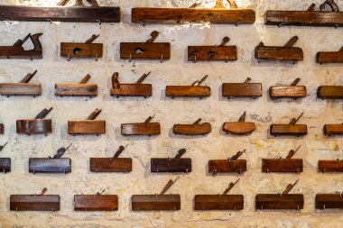 Duvarda birçok farklı marangoz uçağı sergileniyor, Malta