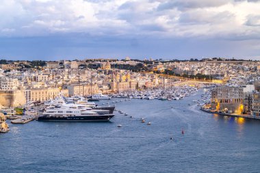 Aydınlanmış Valletta 'nın güzel akşam manzarası, Birgu Saint Angelo Kalesi, başkent Malta
