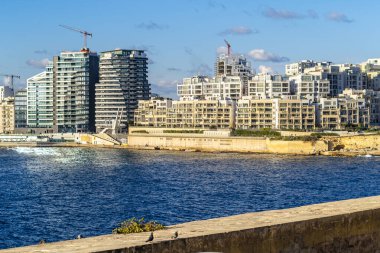 Başkent La Valletta 'nın deniz manzaralı modern bölümü, Malta