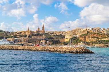 Mgarr 'ın Malta, Malta' yı adaya bağlayan ana liman olan Gozo adasındaki güzel manzarası.
