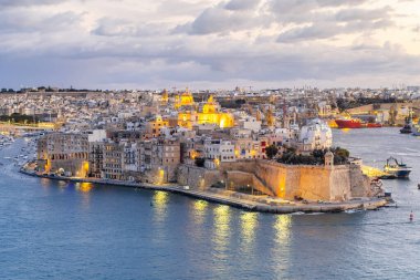 Aydınlanmış Valletta 'nın güzel akşam manzarası, Birgu Saint Angelo Kalesi, başkent Malta
