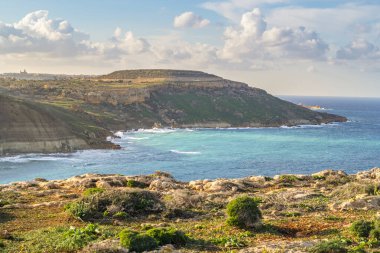 Gozo sahilinin güzel manzarası Ghar Mixta Mağarası, Malta
