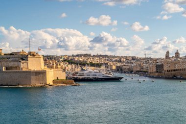 La Valletta Saint Angelo Kalesi ve marinası ile güzel manzara, başkent Malta, Avrupa