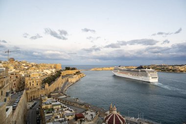 Valletta 'nın güzel günbatımı manzarası. Kruvazörü ve tarihi evleri var. Malta' nın başkenti.