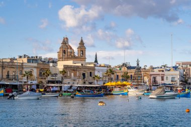 Marsaxlokk 'un güzel manzarası, Malta' nın güneyindeki geleneksel Malta balıkçı köyü.