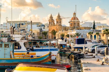 Marsaxlokk 'un güzel manzarası, Malta' nın güneyindeki geleneksel Malta balıkçı köyü.