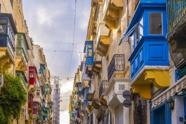 Malta 'nın başkenti La Valletta' da renkli ahşap balkonları olan harika tarihi evler. 