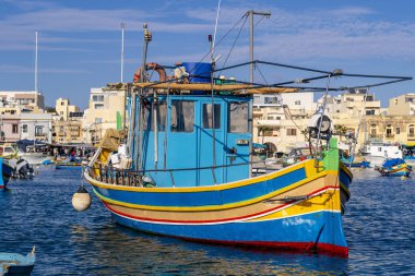 Marsaxlokk 'un güzel manzarası, Malta' nın güneyindeki geleneksel Malta balıkçı köyü.