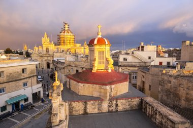 Günbatımında solunda Aziz Paul kilisesi olan Rabat silueti, Rabat Mdina, Malta