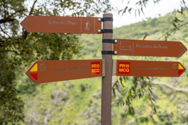 Monchique, Algarve, Portekiz 'de farklı patikaları gösteren kahverengi bilgi işareti