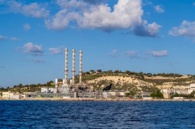 Marsaxlokk, Malta yakınlarında, mavi gökyüzüne karşı liman enerji santrali, kopyalama alanı