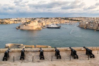 Valletta 'nın güzel gün batımı manzarası. Önünde toplar var. Başkent Malta.