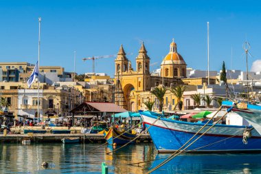 Marsaxlokk 'un güzel manzarası, Malta' nın güneyindeki geleneksel Malta balıkçı köyü.