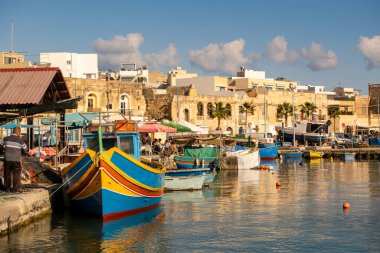 Marsaxlokk 'un güzel manzarası, Malta' nın güneyindeki geleneksel Malta balıkçı köyü.