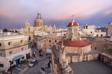 Günbatımında solunda Aziz Paul kilisesi olan Rabat silueti, Rabat Mdina, Malta