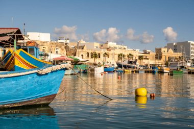 Marsaxlokk 'un güzel manzarası, Malta' nın güneyindeki geleneksel Malta balıkçı köyü.