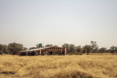 Outjo sessiz bir Namibya kasabası. Etrafı savana ve tepelerle çevrili. Kuru, güneşli doğası, sakin günlük hayatı ve inanılmaz evleri var..