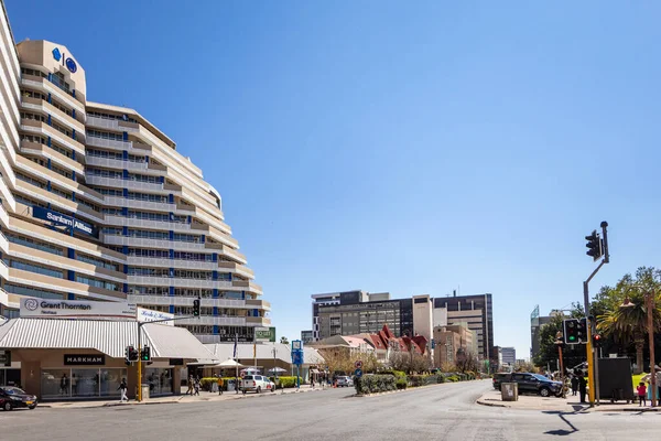 Modern Windhoek, Namibya şehir merkezi - 11 Ağustos 2025: yüksek çağdaş binalar, geniş caddeler, hareket eden arabalar ve açık mavi gökyüzü.