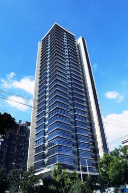 Dhaka şehrinde açık bir gün. Mimari yapılar gün ışığında camlardan yansıyor.